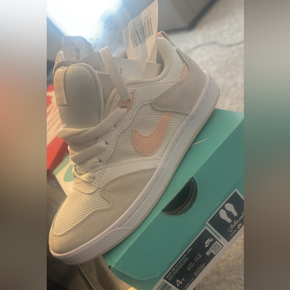 Nike girl 4Y in Cream and Peach color